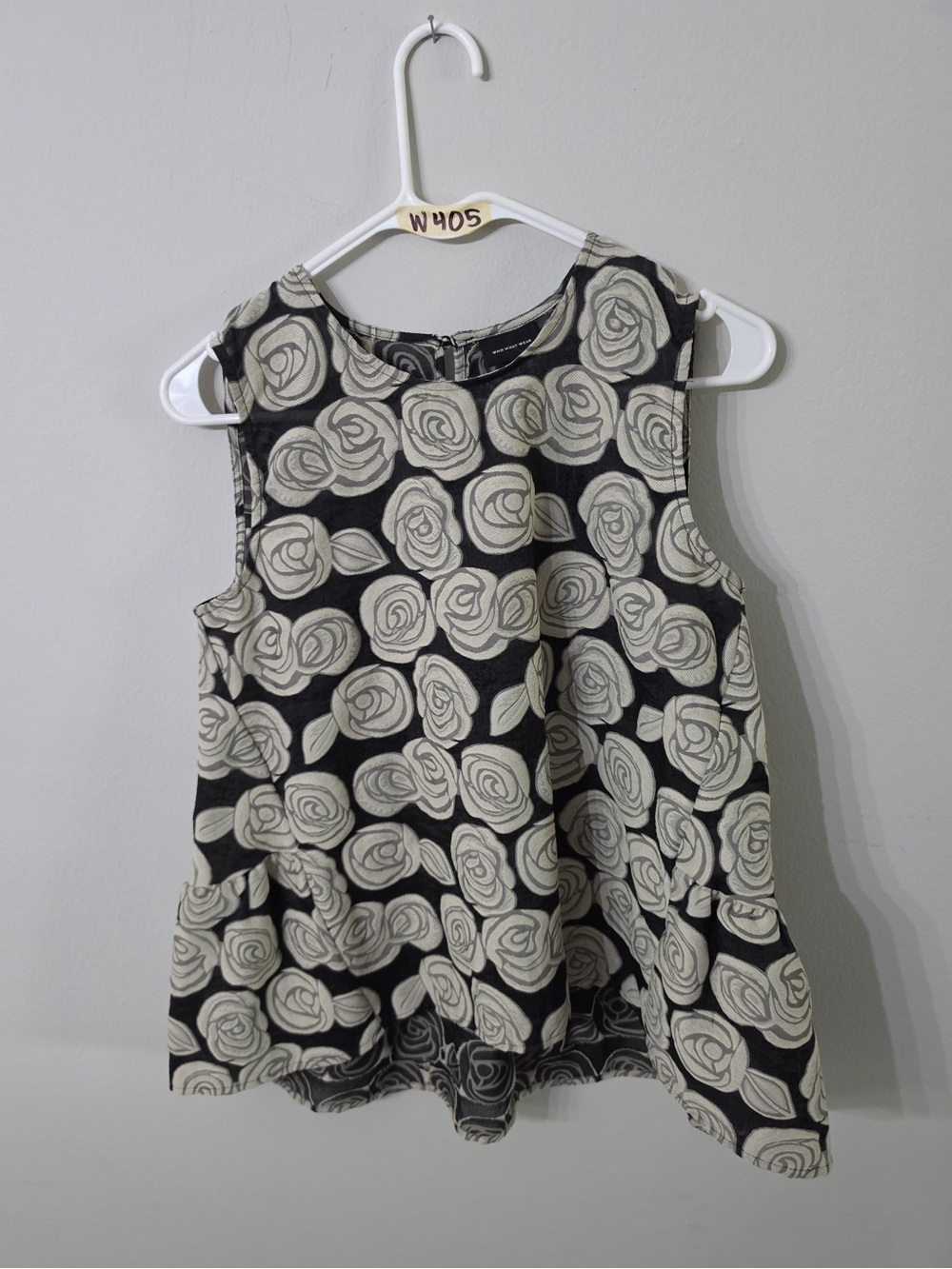 Women’s Who What Wear Black Rose Print Sleeveless Blouse Size Small